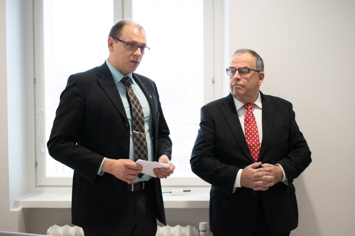 Kaupunginhallituksen puheenjohtaja Anders Walls ja kunniamerkkitoimikunnan puheenjohtaja Henrik Lindholm jakoivat vuoden 2018 kunniamerkit Raaseporissa.