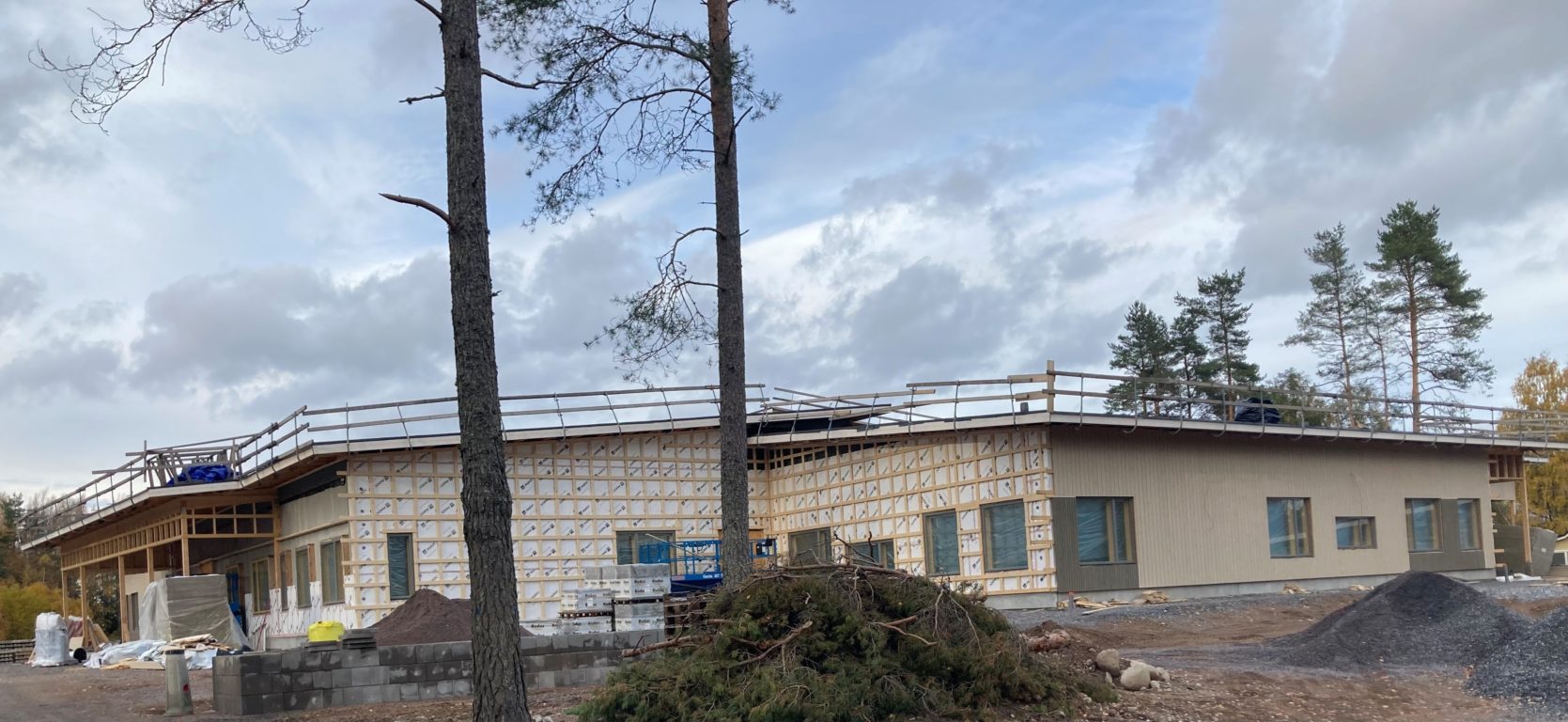 Bild på nya skolbyggnaden i byggnadsskede. 