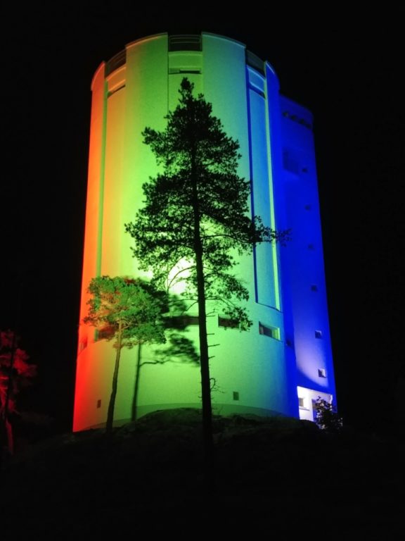 Karis vattentorn i Pride-belysning
