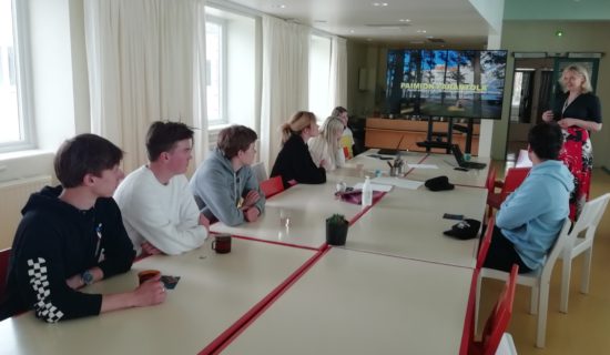Vuosi yrittäjänä -projektin osallistujat vierailivat Paimiossa keväällä 2022.