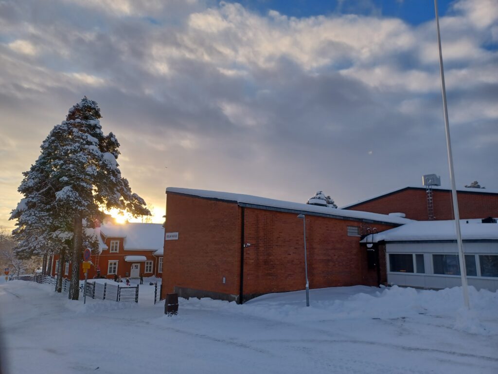 Koulu talvella ilta-auringossa