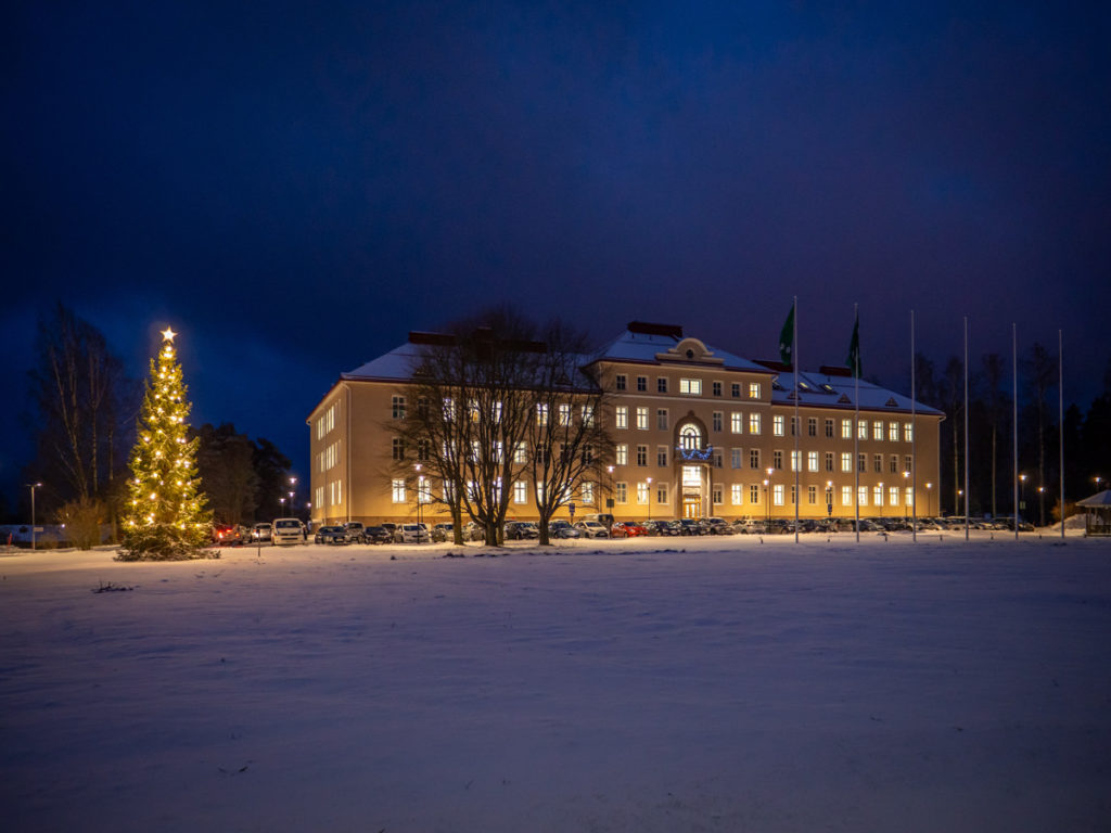 Kvällsbild på Raseborgs stadshus och julgran