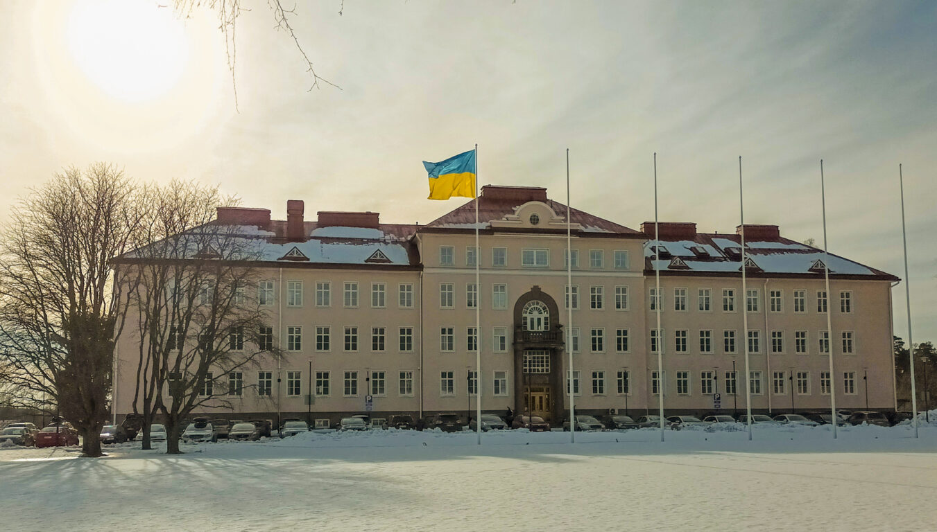 Stadshuset med Ukrainas flagga i flaggstången